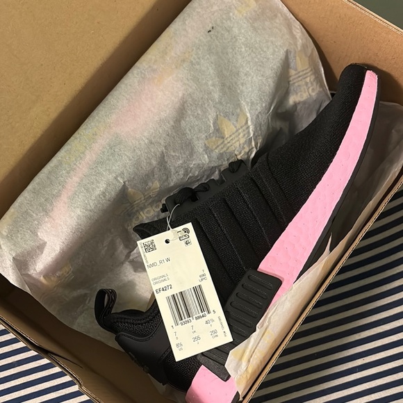 Adidas nmd R1 core black pink